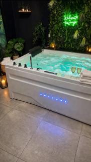 Ô Spa Privatif - Luxury Suite - JACUZZI-SAUNA-NETFLIX-FISHSPA-SERVIETTES-PEIGNOIRS-SANDALES-CAFE - 9