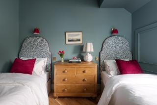 The Wee Alba - Luxury Central Pitlochry 2-Bed Flat with Cosy Fire - 4