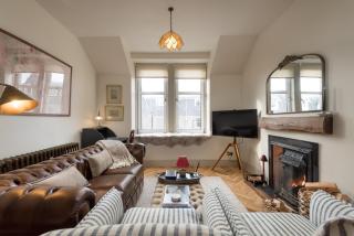 The Wee Alba - Luxury Central Pitlochry 2-Bed Flat with Cosy Fire - 8