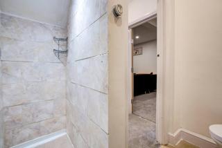 Spacious 3-Bed House in Egham - 8