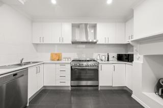 East Melbourne Terrace with 2 Free Parking - Close to MCG - 1