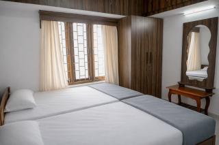 Premier SeaView Inn - 2