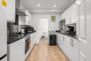 6 BR 3 Bath Spacious Tudor House & Free Parking - Powick - 8