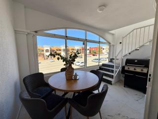 Sunny-Terrace Apartment in Los Altos - 2