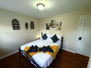 Cozy Private Queen Room 4 with Desk TV and WiFi near Yale - 0