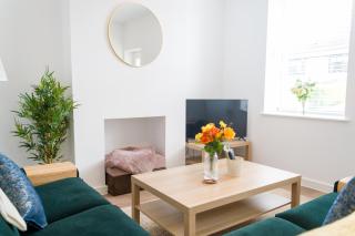 Newly Renovated Spacious Home with Free Parking - 5
