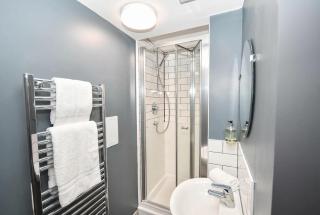 Cosy Budget 2BED Apartment Shared Kitchen - 7