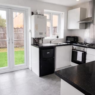 3 Bedroom Family Home with Drive & Garden near South Wimbledon - 4