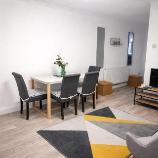 3 Bedroom Family Home with Drive & Garden near South Wimbledon - 3