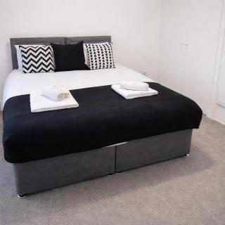 3 Bedroom Family Home with Drive & Garden near South Wimbledon - 1
