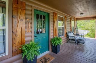 Riverfront Little Red Cabin, Hot Tub, World-class Trout Fishing, Views & Boat Access - 1