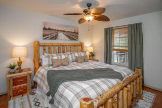 Riverfront Little Red Cabin, Hot Tub, World-class Trout Fishing, Views & Boat Access - 3