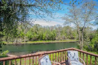 Riverfront Little Red Cabin, Hot Tub, World-class Trout Fishing, Views & Boat Access - 2