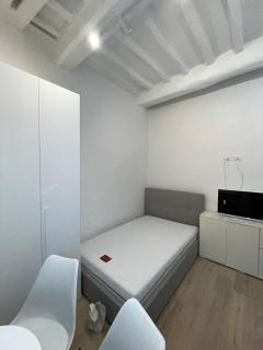 AM Stays 7 - Chic Studio with Exposed Beams - 6