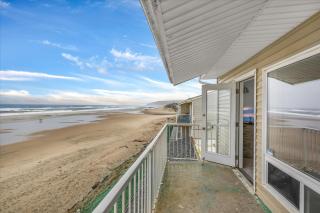 Oceanfront King Suite With Full Kitchen Beach Access Pool & Hot Tub - 2