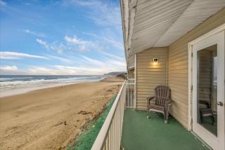 Oceanfront King Suite - Beach Access - Pool and Hot Tub - 4