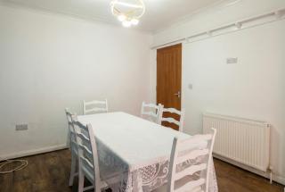 Family-Friendly Detached House Near Leeds and Bradford with Garden - 5