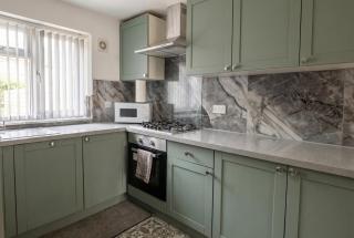 Family-Friendly Detached House Near Leeds and Bradford with Garden - 3