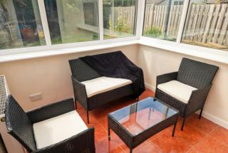 Family-Friendly Detached House Near Leeds and Bradford with Garden - 1