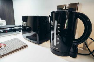 Deluxe City Centre Studios with a Workspace & Fast WiFi - 4