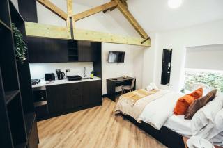 Deluxe City Centre Studios with a Workspace & Fast WiFi - 3