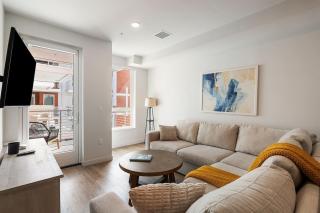 Bright 1BR with Pool View in Prime Location - 9