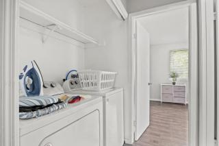 EconoChic Hideaway 2bd 2ba Family Friendly Washer and Dryer - 6