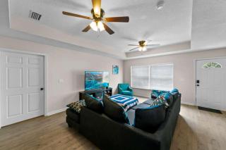 North Jax Home 4 Bed 2 Bath Family Friendly Mins to Airport Washer and Dryer - 3