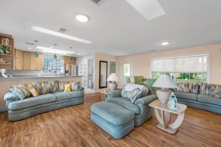 Waterfront Fishing Cottage 2 King Beds 75in HDTV Family Friendly - 6