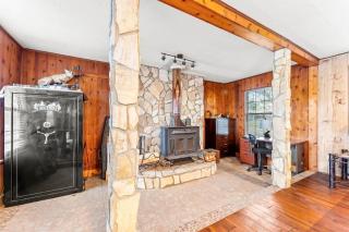 Waterfront Fishing Lodge King Bed StovePipe Fireplace Peaceful - 8