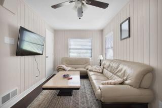 Heart of the City Townhouse 3 Queen Beds Family Friendly Close to NAS JAX Laundry - 6