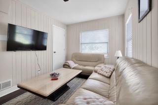 Heart of the City Townhouse 3 Queen Beds Family Friendly Close to NAS JAX Laundry - 5