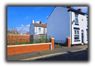 Pitchside Quarters Near Anfield sleeps 7 - 9
