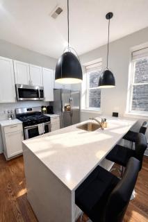 Flexhome West Town · Spacious 2BR Duplex · Sleeps 6-7 - 5