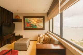 Executive and Elegant Waterfront Residence - 0