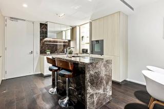 Stylish Melbourne CBD Luxury 2 Bedroom Apartment Near Albert Park Lake with Free Parking, Pool, Gym and Sauna - 9