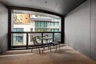 Stylish Melbourne CBD Luxury 2 Bedroom Apartment Near Albert Park Lake with Free Parking, Pool, Gym and Sauna - 6
