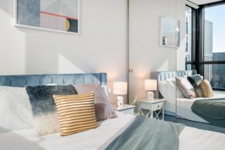 Spacious Luxury 3BR Apartment in West Melbourne with Stunning City Views and Free Parking, Near CBD - 2