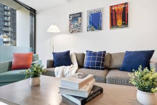 Modern Luxury 3 Bedroom Apartment Melbourne CBD with City Views Pool Gym and Prime Central Location - 7