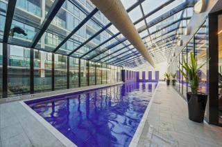 Modern Luxury 3 Bedroom Apartment Melbourne CBD with City Views Pool Gym and Prime Central Location - 6