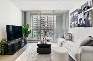 NYC-Style Luxury 2BR Apartment in Docklands with Waterfront Views, Pool and Gym - Near Marvel Stadium and CBD - 0
