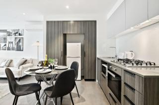 NYC-Style Luxury 2BR Apartment in Docklands with Waterfront Views, Pool and Gym - Near Marvel Stadium and CBD - 3