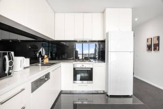 Southbank Sub Penthouse Level 35 with Stunning City Views Pool Gym Tennis Court and Parking Near Crown Casino - 4