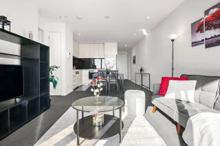 Southbank Sub Penthouse Level 35 with Stunning City Views Pool Gym Tennis Court and Parking Near Crown Casino - 3