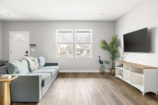Irvington House - Stylish Duplex - 10 Min Downtown - Family Friendly - 6