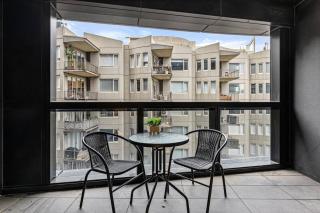 Premium Melbourne CBD Luxury 2 Bedroom Apartment Near Albert Park Lake with Free Parking, Pool, Gym and Sauna - 5