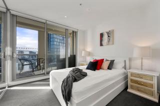 Premium Docklands Waterfront 2 Bedroom Apartment with Stunning Views Pool and Gym Near CBD - 8