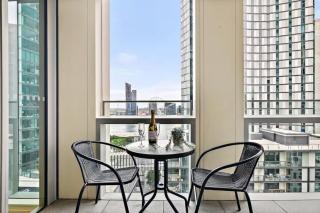 Premium Docklands Waterfront 2 Bedroom Apartment with Stunning Views Pool and Gym Near CBD - 7