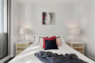 Premium Docklands Waterfront 2 Bedroom Apartment with Stunning Views Pool and Gym Near CBD - 3