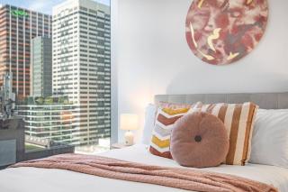 CBD Elegance Haven 2 Bedroom Apartment with Pool, Gym, Sauna and City Views - 2